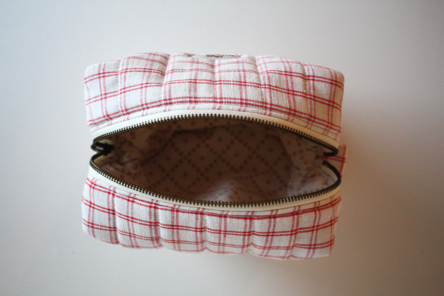 Tikattu toilettilaukku - punavalkoruudullinen