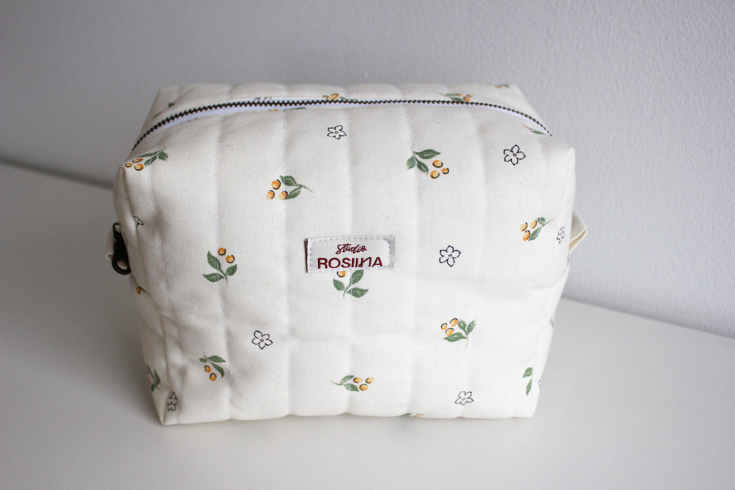 Tikattu toilettilaukku - keltainen kukka