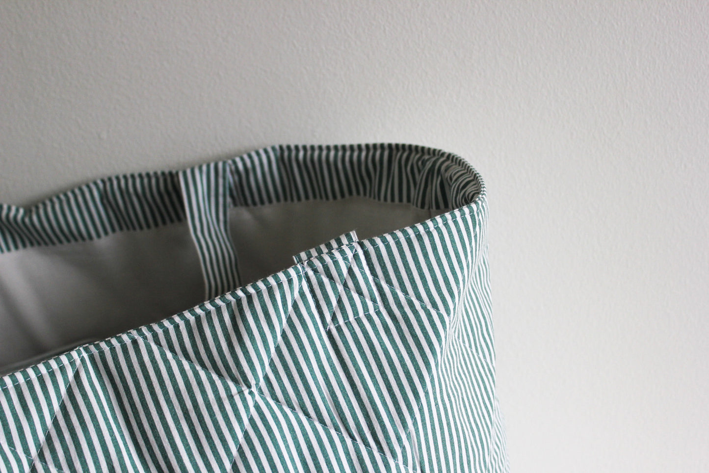 Tote bag L - tummanvihreä raita