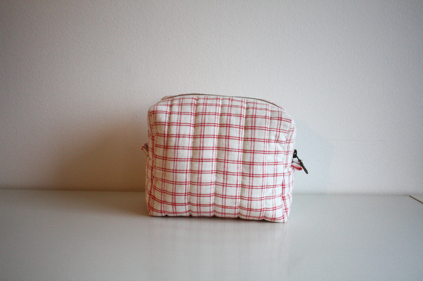 Tikattu toilettilaukku - punavalkoruudullinen