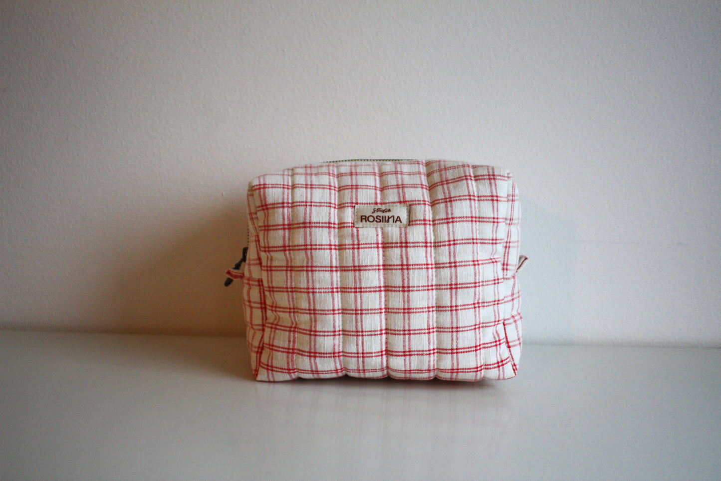 Tikattu toilettilaukku - punavalkoruudullinen