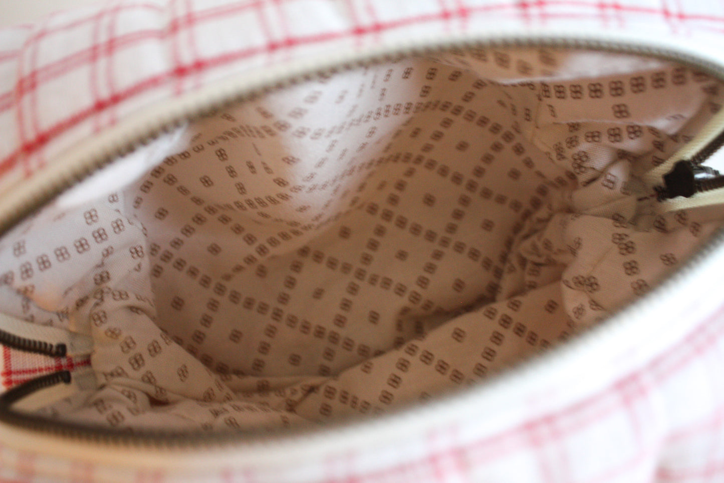 Tikattu toilettilaukku - punavalkoruudullinen